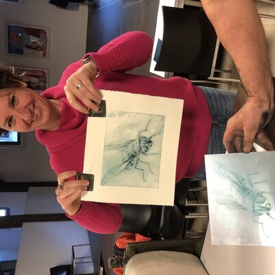 Die Teilnehmerin Tanja Brandt mit ihrem selbst geschaffenen Kunstwerk