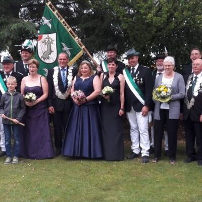 (v.l.) Petra Dresemann (Silberehrendame), Eckhard Zeug (Adjutant), Jonas Nienau, (Kinderprinz 2019),Jörg Leopold (Hauptmann), Sonja Wetter (Ehrendame), König Christian Wetter, Königin Monika Niesing, Kai Decker (Fahnenträger), Monika Laukamp (Ehrendame), Markus Wieschen (Adjutant), Günter Zumbusch (Fahnenträger und Bierkönig), Gertrud Dircks (Goldehrendame), Leon Hullermann (Bierkönig), Heinrich Wahlers (Goldkönig) und Marita Dircks (Goldehrendame)