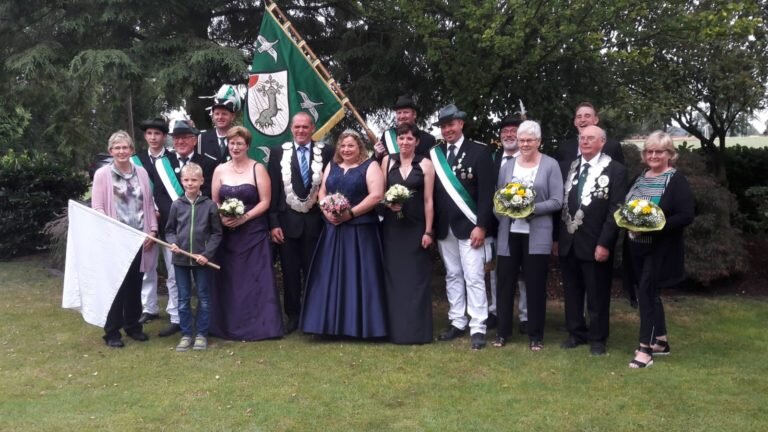 (v.l.) Petra Dresemann (Silberehrendame), Eckhard Zeug (Adjutant), Jonas Nienau, (Kinderprinz 2019),Jörg Leopold (Hauptmann), Sonja Wetter (Ehrendame), König Christian Wetter, Königin Monika Niesing, Kai Decker (Fahnenträger), Monika Laukamp (Ehrendame), Markus Wieschen (Adjutant), Günter Zumbusch (Fahnenträger und Bierkönig), Gertrud Dircks (Goldehrendame), Leon Hullermann (Bierkönig), Heinrich Wahlers (Goldkönig) und Marita Dircks (Goldehrendame)