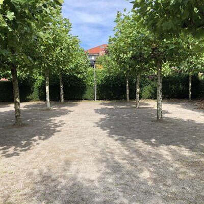 im Westentaschenpark können bis zu 18 Personen gleichzeitig Pétanque spielen.