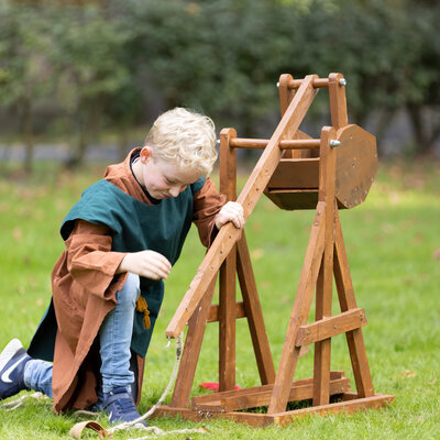 Junge beim Katapultschießen	Herbstferienprogramm: Bogen- und Katapultschießen -	Bild 1	