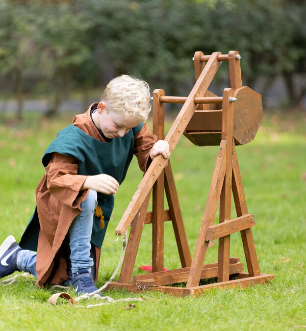 Junge beim Katapultschießen	Herbstferienprogramm: Bogen- und Katapultschießen -	Bild 1	
