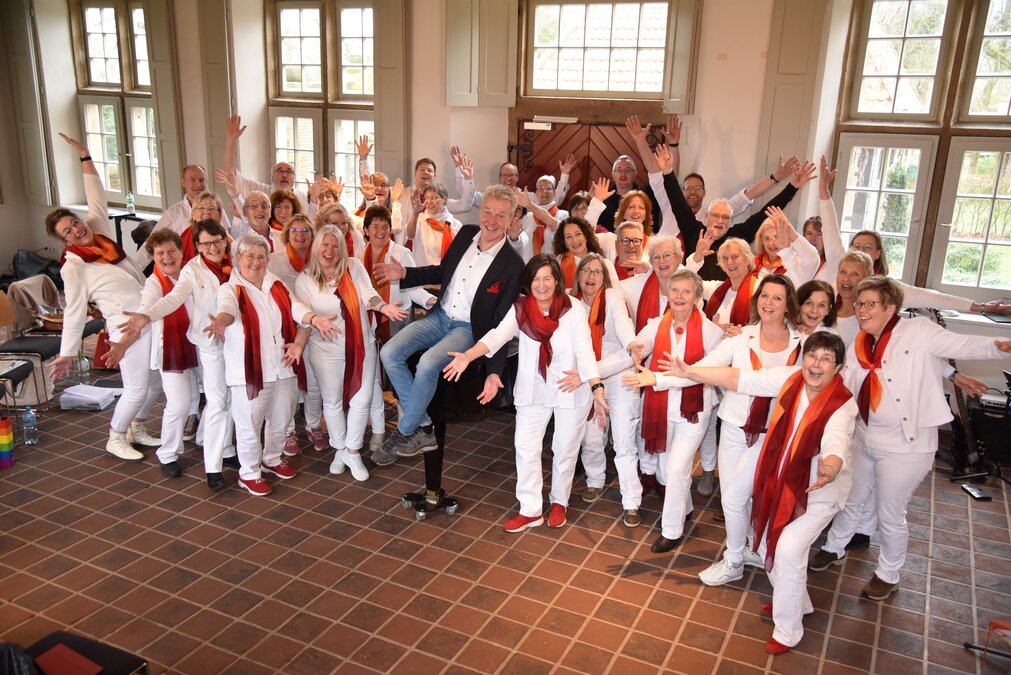 OnceAgain - 40 begeisterte Sängerinnen und Sänger mit Chorleiter Winne Voget